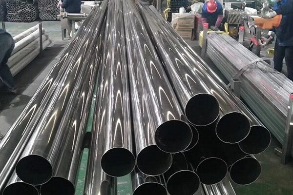 Ống inox trang trí thường kết hợp với kính hoặc gỗ để tạo nên khung cửa, vách ngăn nhẹ nhàng mà sang trọng