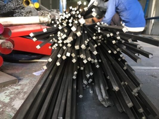 Cây đặc vuông, hay còn gọi là thép đặc vuông, là loại thép hình có mặt cắt vuông, được sản xuất từ thép cacbon hoặc hợp kim cao cấp