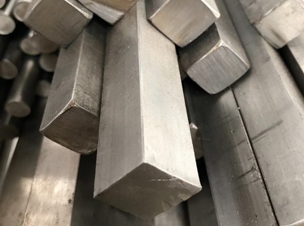 Cây đặc hình thang thường được sản xuất từ inox 201, 304 hoặc 316 – những loại inox nổi bật về độ cứng và khả năng chống ăn mòn