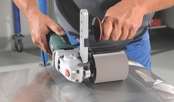 Hướng dẫn đánh bóng tấm inox là quá trình xử lý bề mặt tấm inox thô để tạo ra một bề mặt sáng bóng, mịn màng và đẹp mắt, phù hợp với gu thẩm mỹ ngày nay