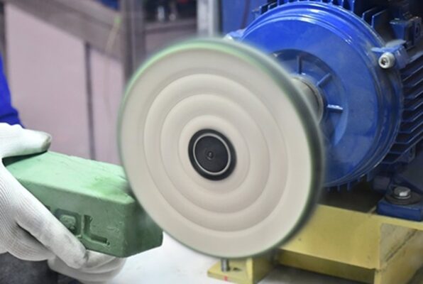 Trên thị trường hiện nay việc đánh bóng tấm inox được chia thành 3 phương pháp chính gồm: có phương pháp cơ học, hóa học và đánh bóng điện hóa