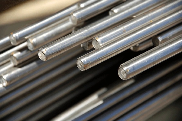 Việc sử dụng inox trong ngành công nghiệp đạt chuẩn giúp quy trình sản xuất an toàn hơn, tiết kiệm thời gian